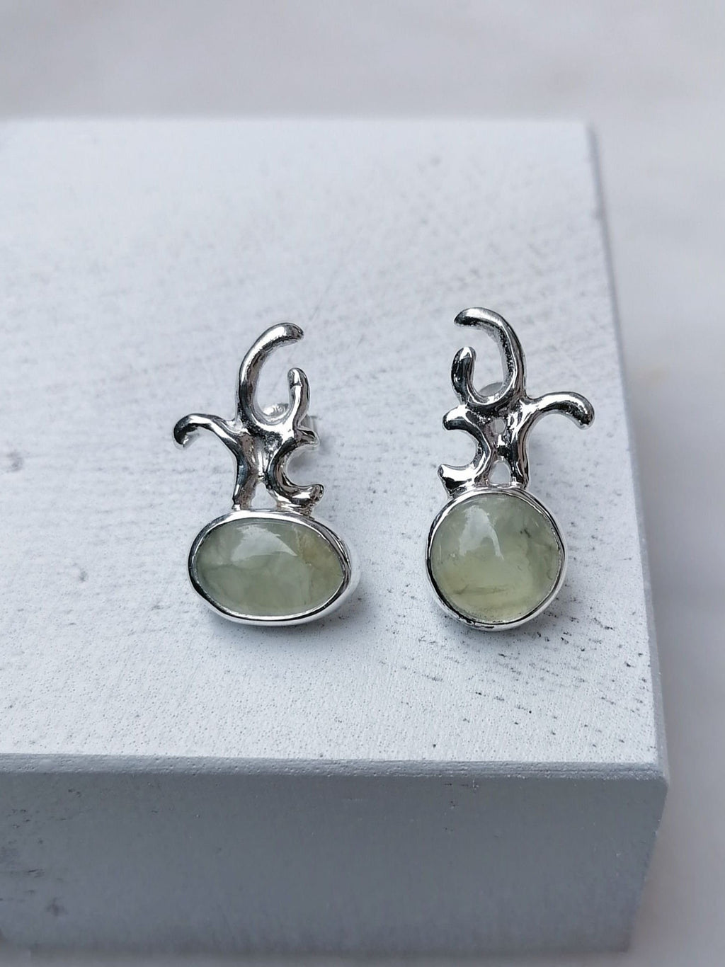 Prehnite Taşlı Pimli Gümüş Küpe