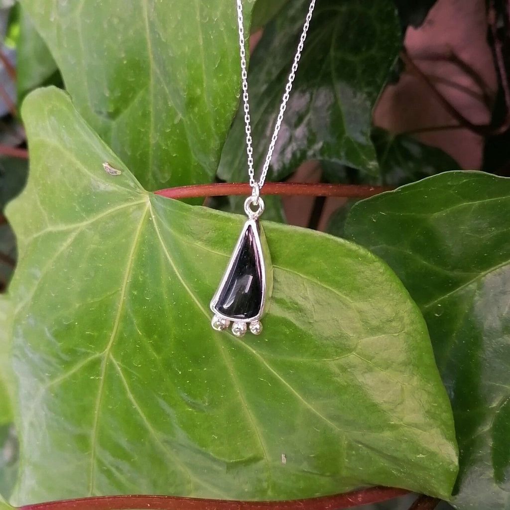Üç Benek Obsidyen Taşlı Gümüş Kolye