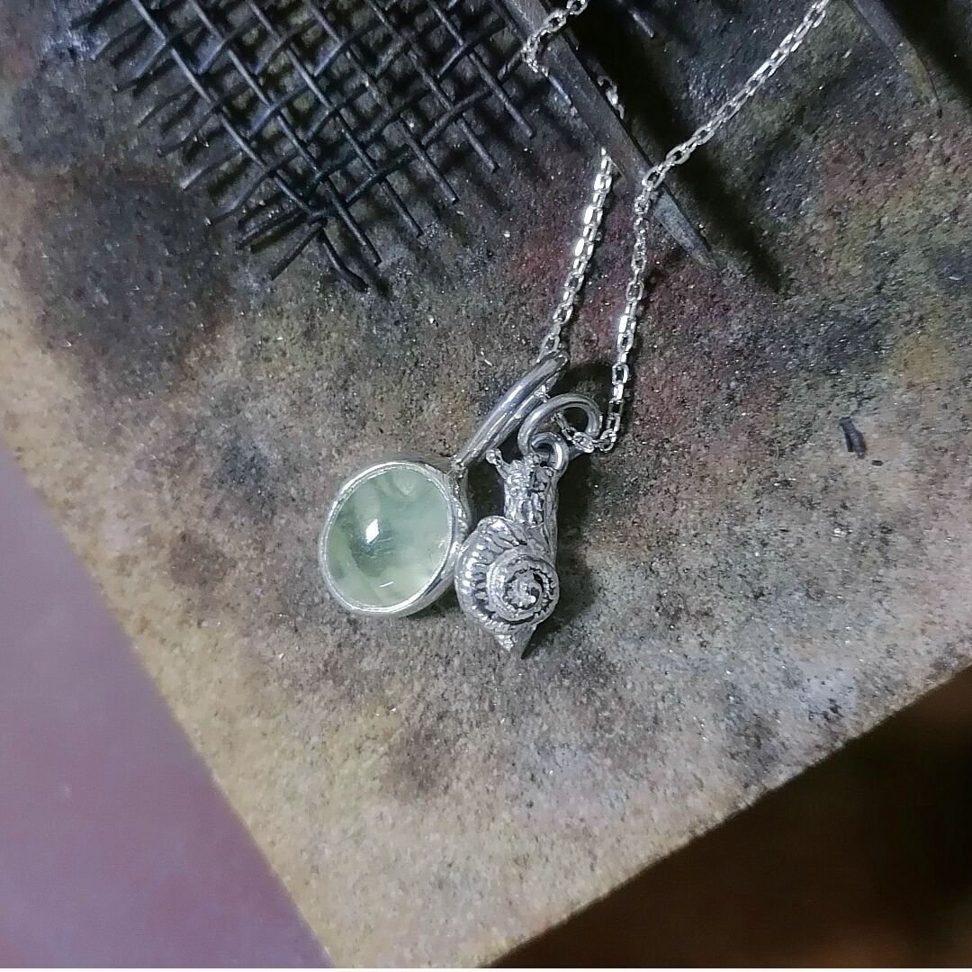 Prehnite Taşlı Gümüş Helix Kolye