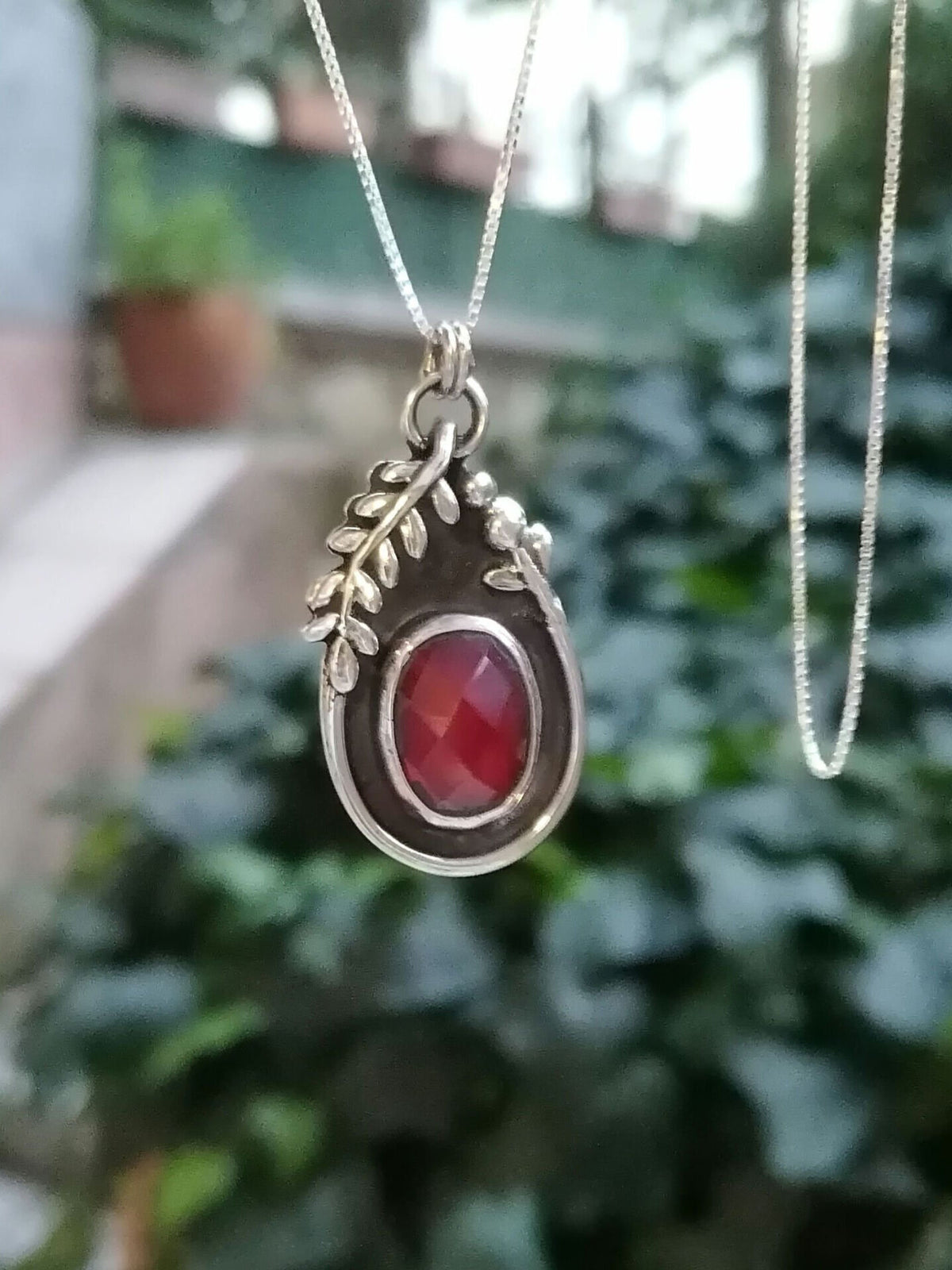 Defne Yapraklı Lâl Taşlı Damla Kolye