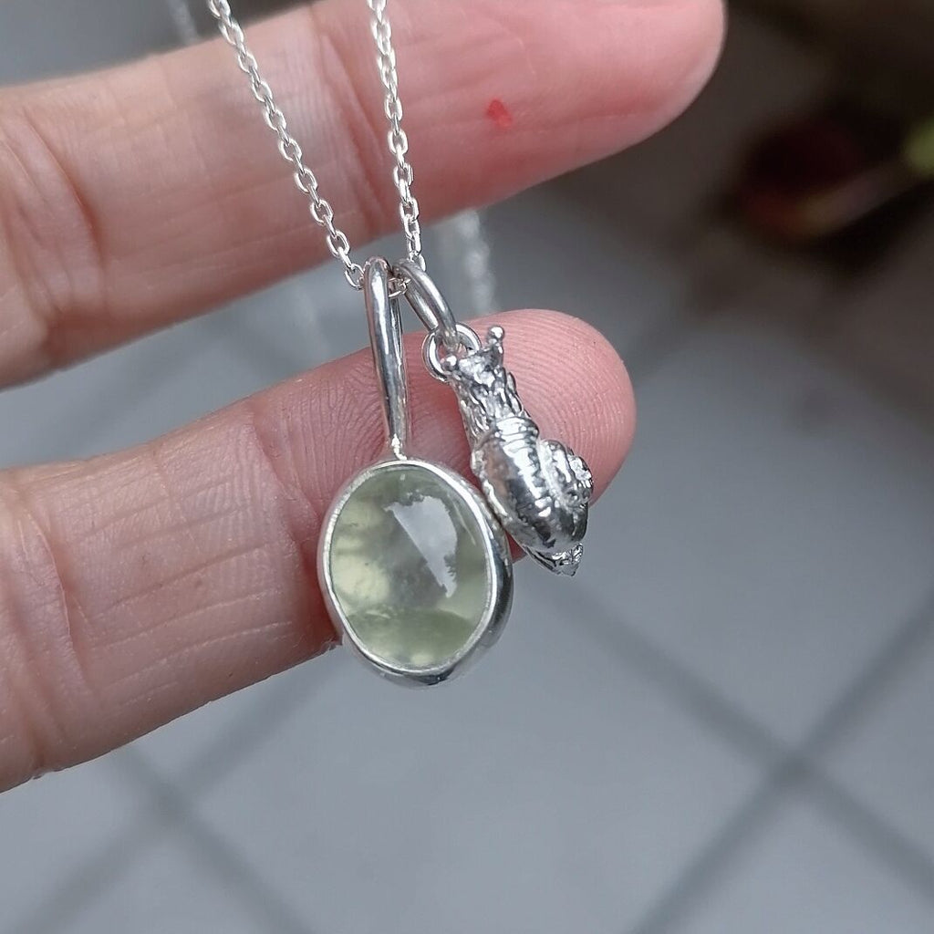 Prehnite Taşlı Gümüş Helix Kolye