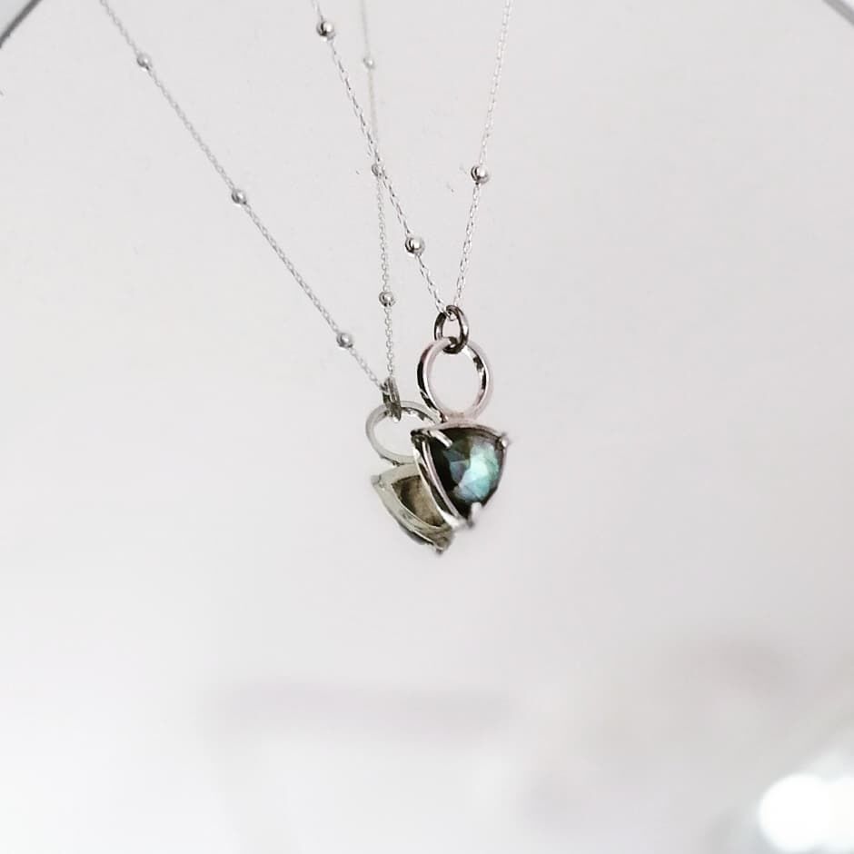 Üçgen Labradorite Taşlı Gümüş Kolye