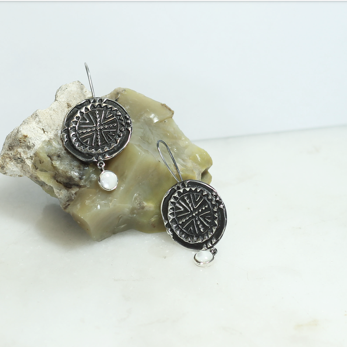 Sedef Taşlı Totem Bronz Küpe