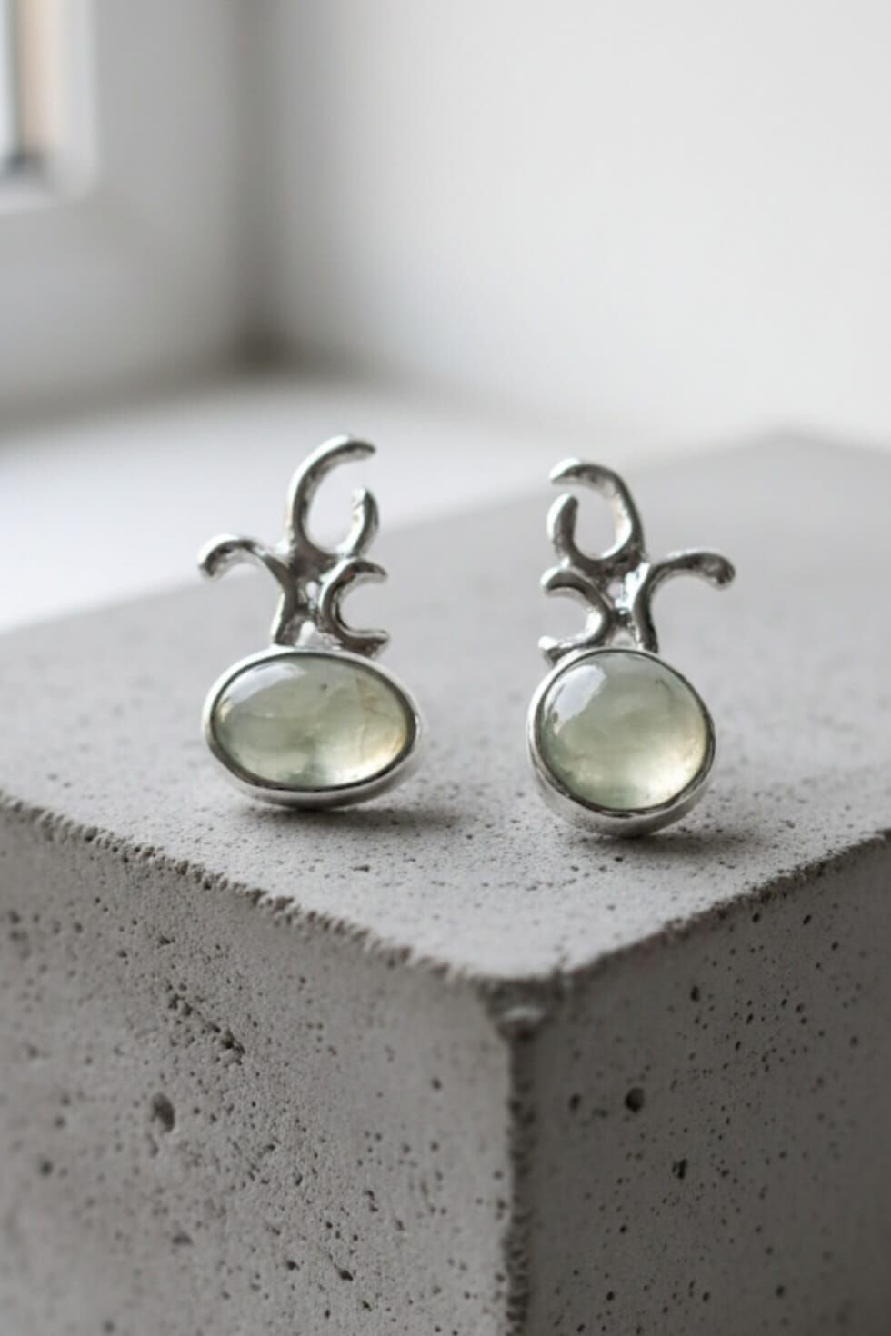 Prehnite Taşlı Pimli Gümüş Küpe